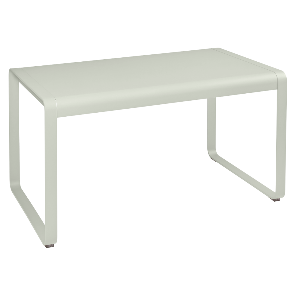 Une table blanche avec des pieds en métal sur fond blanc.