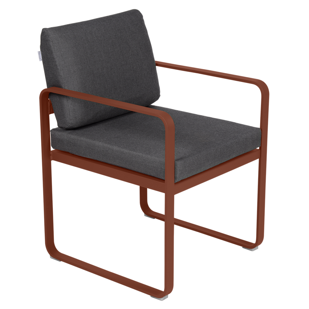 Un Fauteuil de repas Bellevie avec une structure marron et un coussin gris.