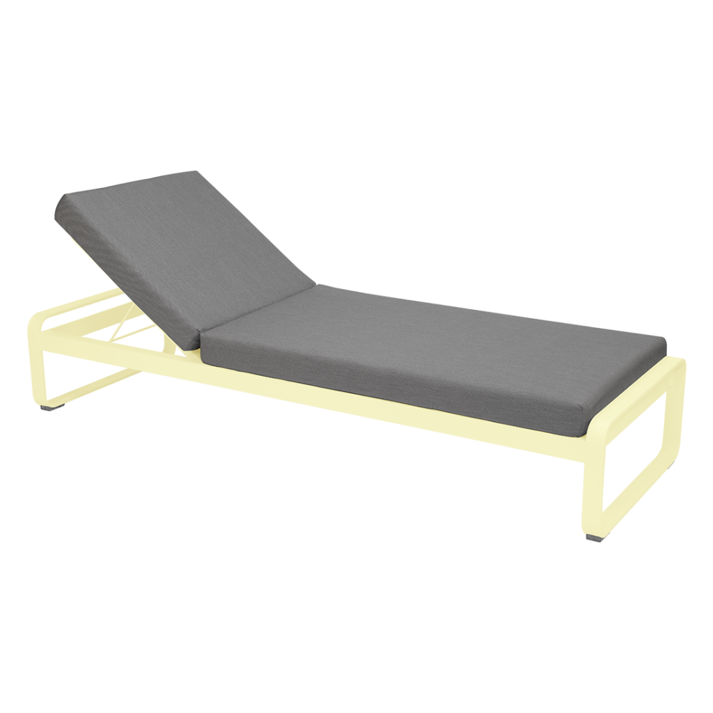 Une méridienne avec un coussin gris sur fond blanc.