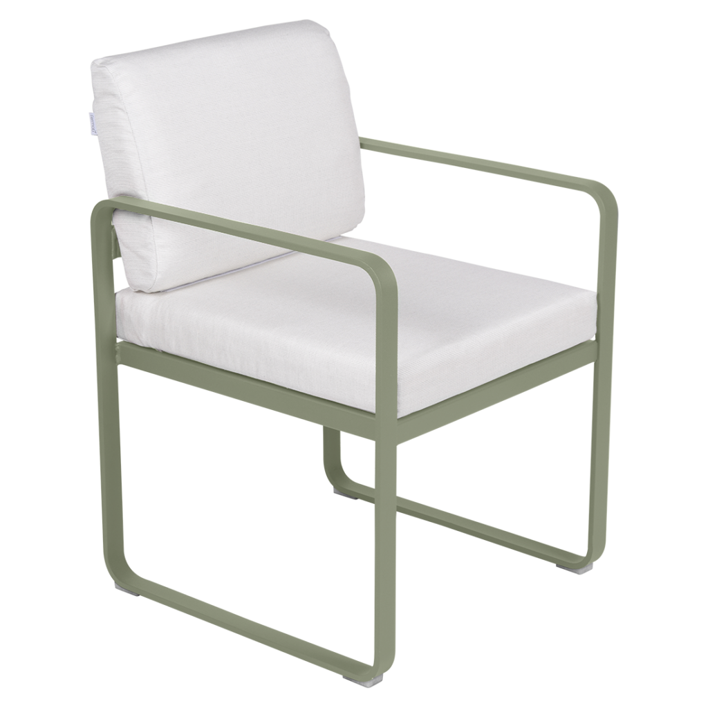 Une chaise d'extérieur rembourrée blanche avec un cadre vert, le Fauteuil de repas Bellevie.