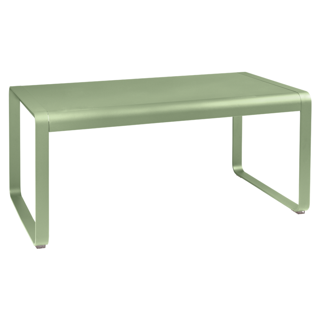 Une table en métal vert sur fond blanc.