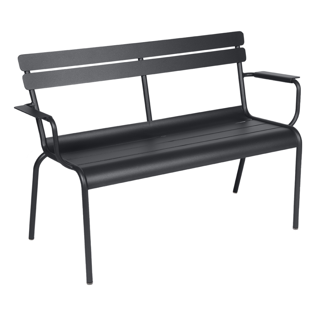 Un banc luxembourgeois en métal noir sur fond blanc.