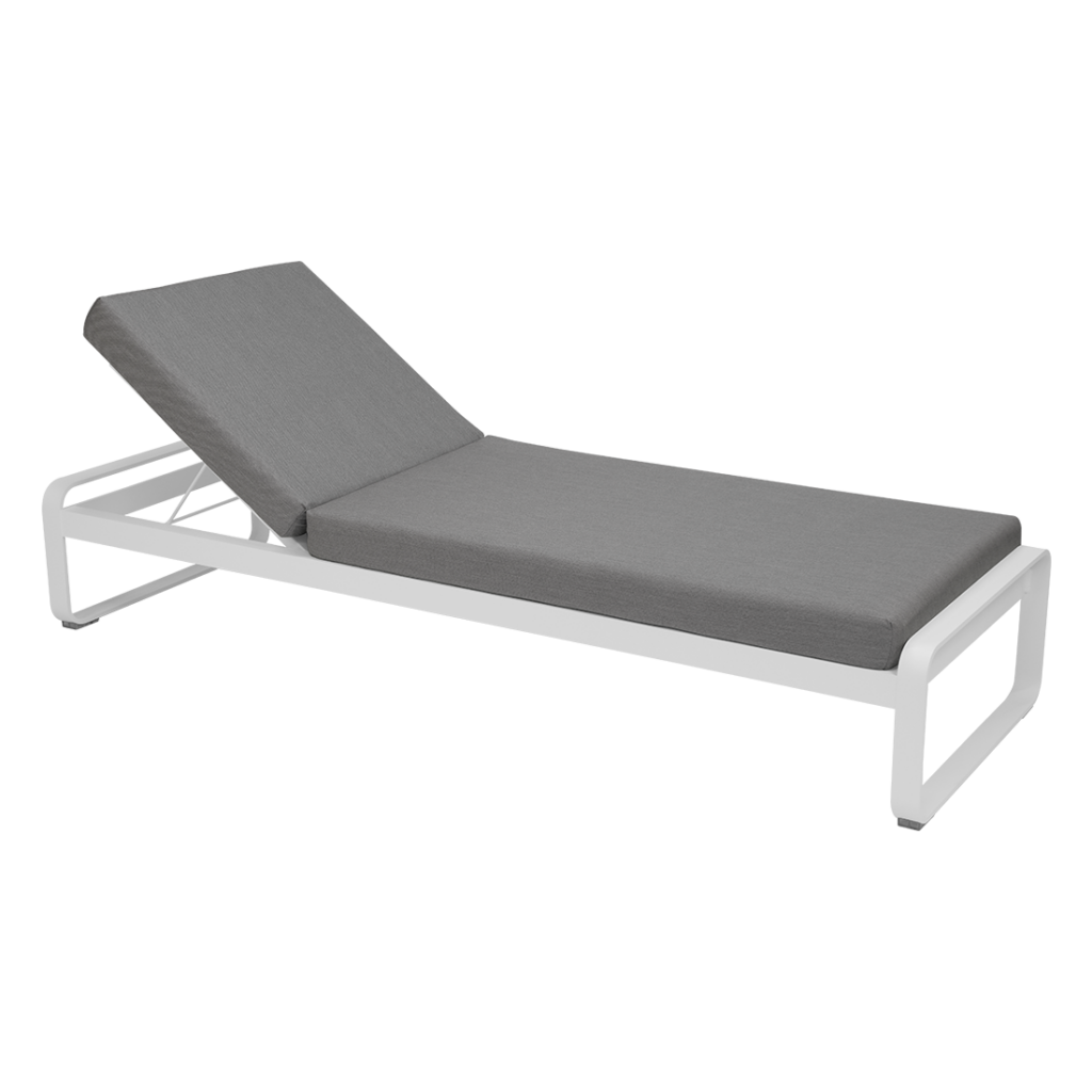 Une méridienne avec un coussin gris et un cadre blanc.