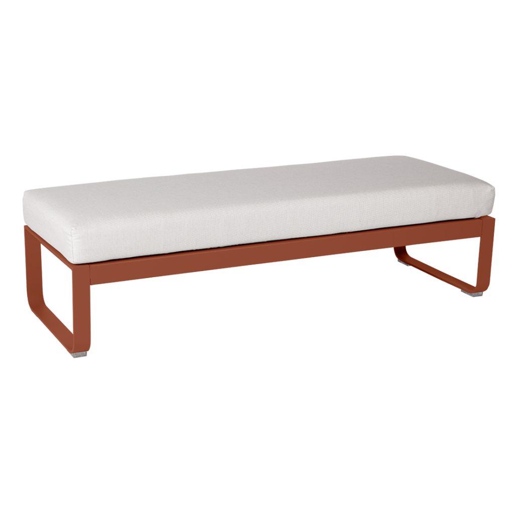Une Banquette Bellevie 2 places avec un coussin blanc et un cadre en bois.