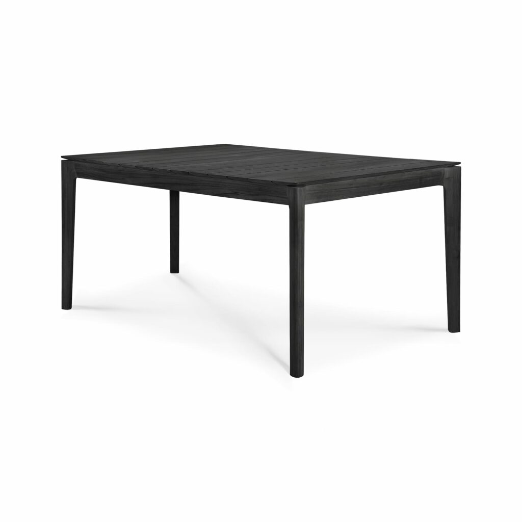 La Table de jardin Bok en teck noir sur un fond blanc.