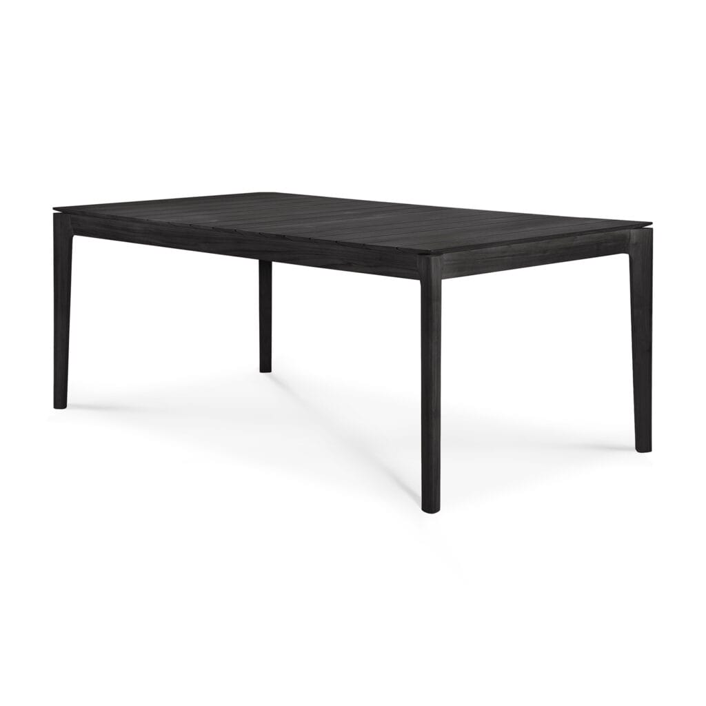 Une table de jardin Bok en teck noir sur un fond blanc.