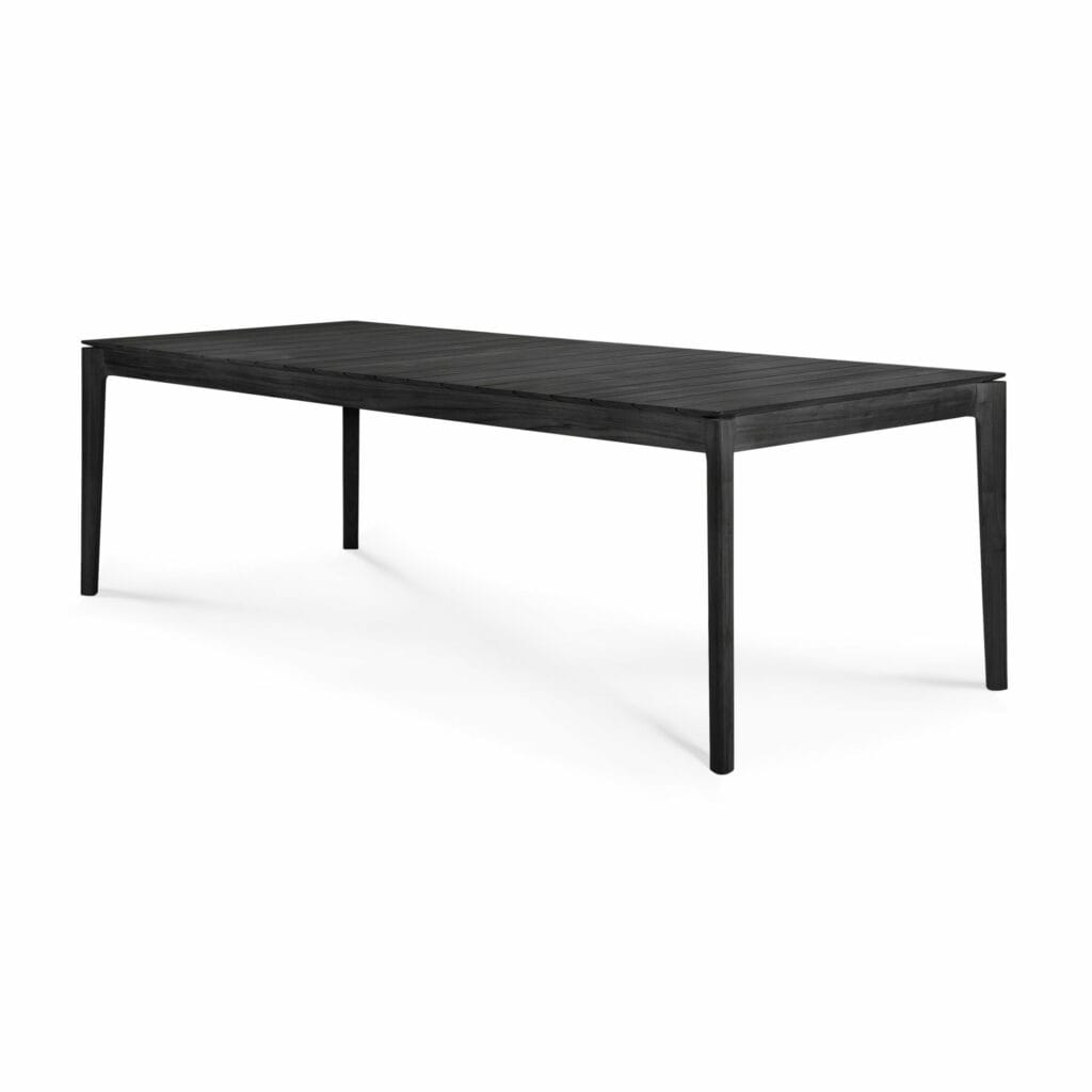 Une table de jardin Bok en teck noir.
