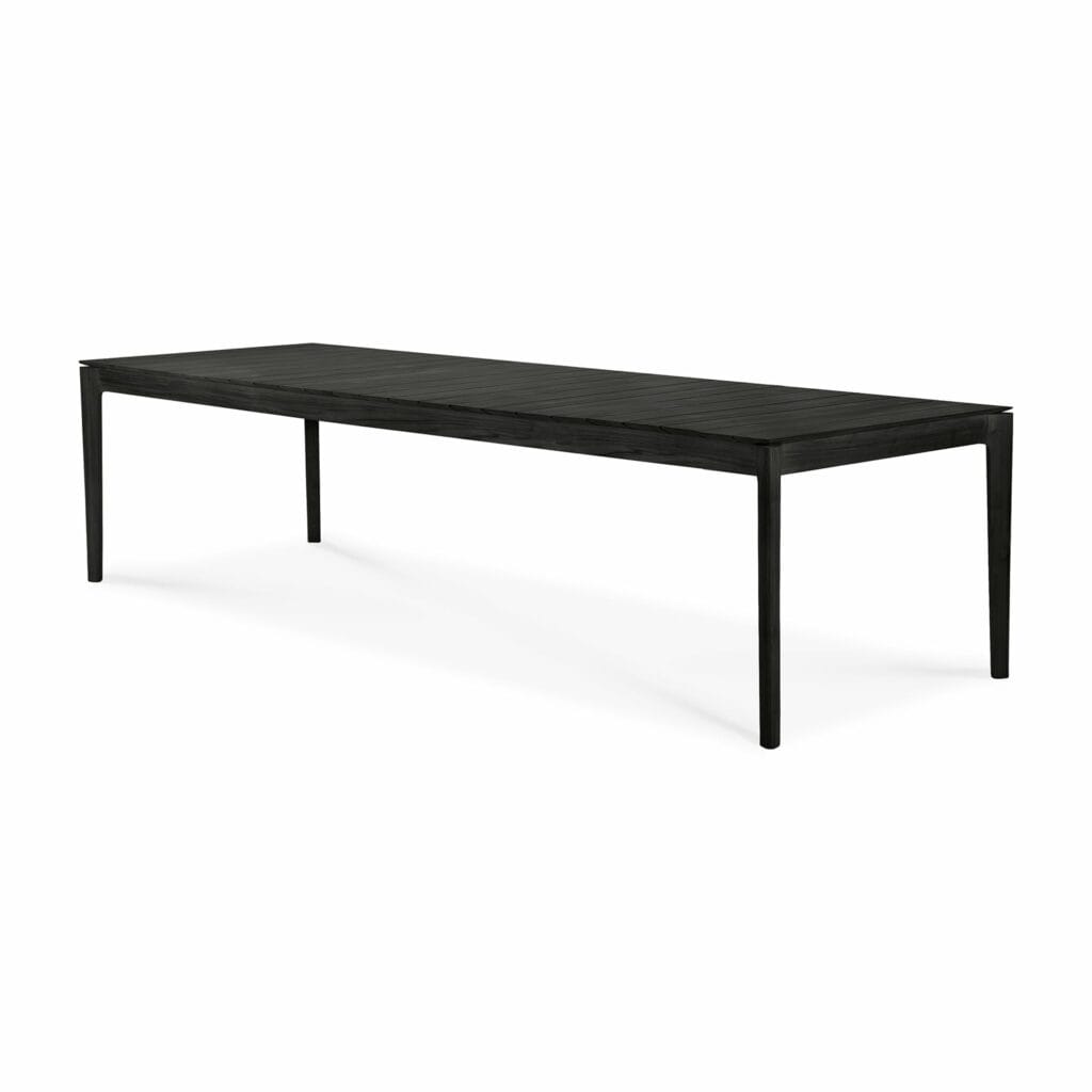 Une Table de jardin Bok en teck noir sur un fond blanc.