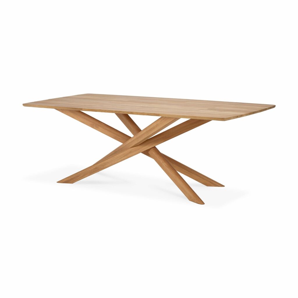 Une table de jardin Mikado en teck avec un design en croix.