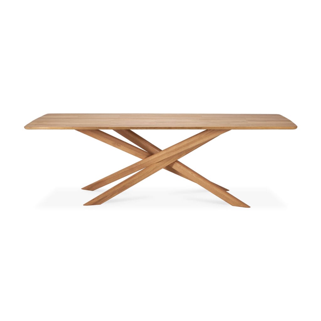 Une table de jardin en teck avec des pieds croisés, modèle Mikado.