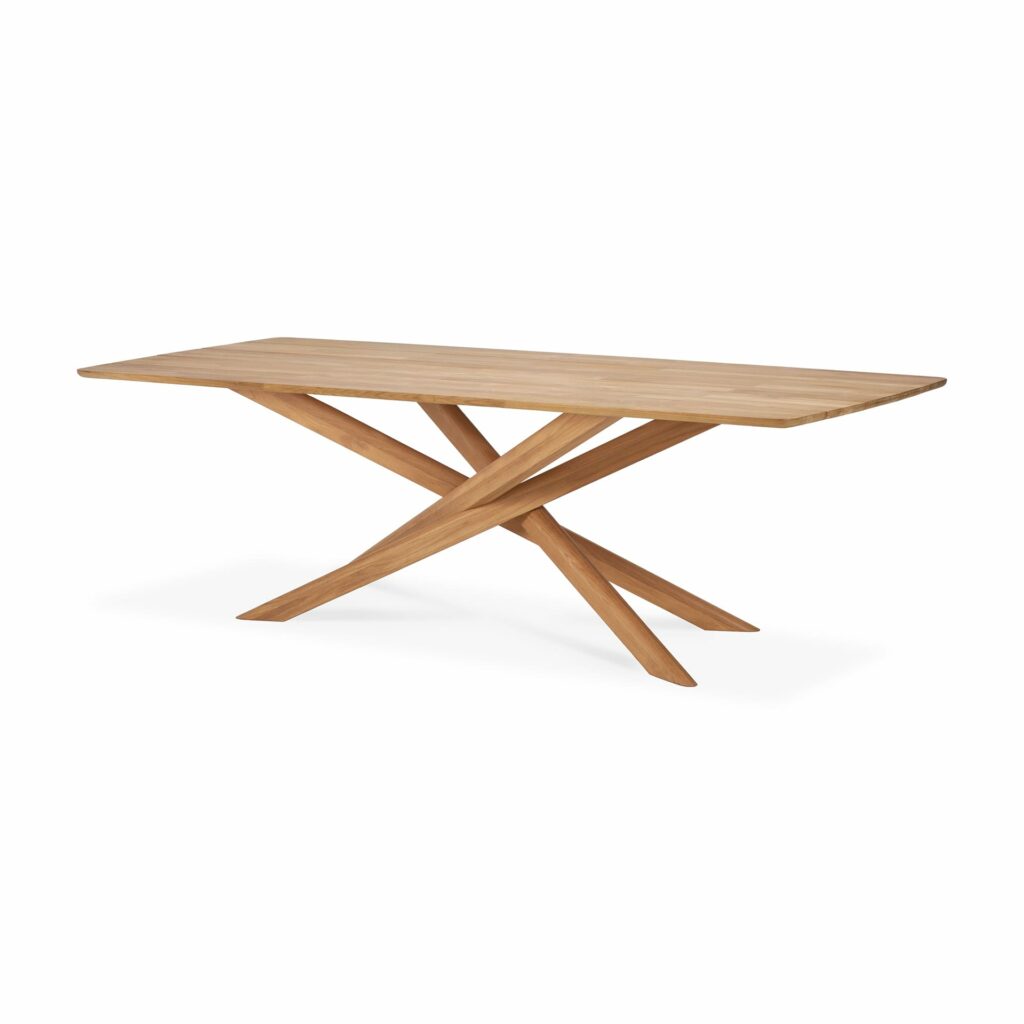 Une table de jardin Mikado en teck avec un design croisé.