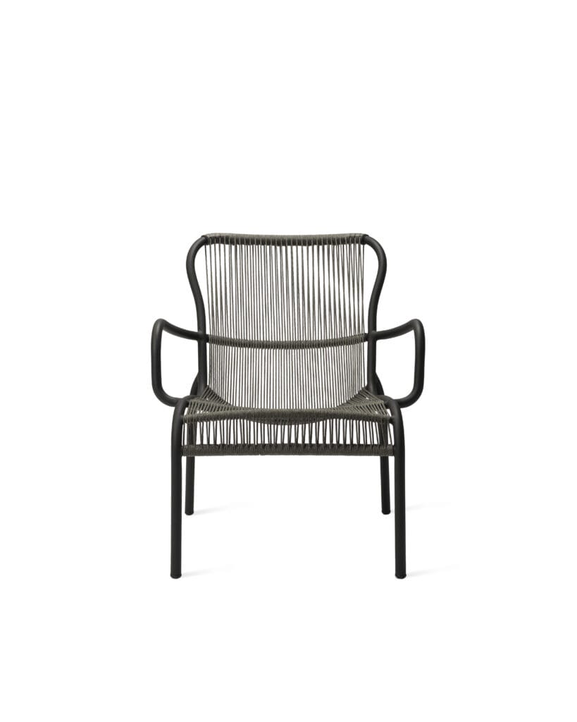 Un Fauteuil lounge Loop noir sur fond blanc.