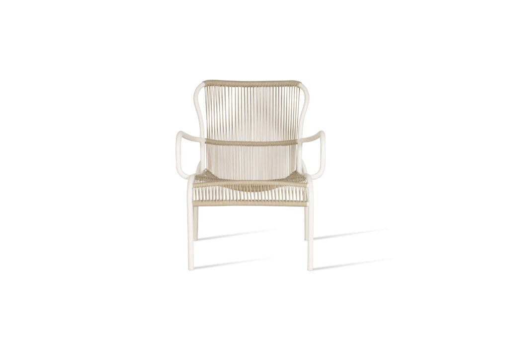 Un fauteuil lounge Loop en osier beige sur fond blanc.