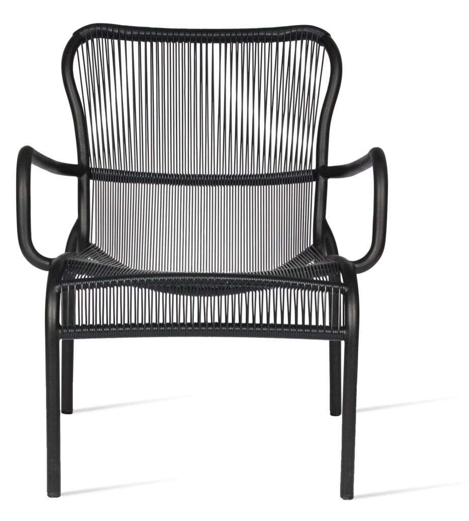 Un fauteuil lounge Loop en rotin noir sur fond blanc.