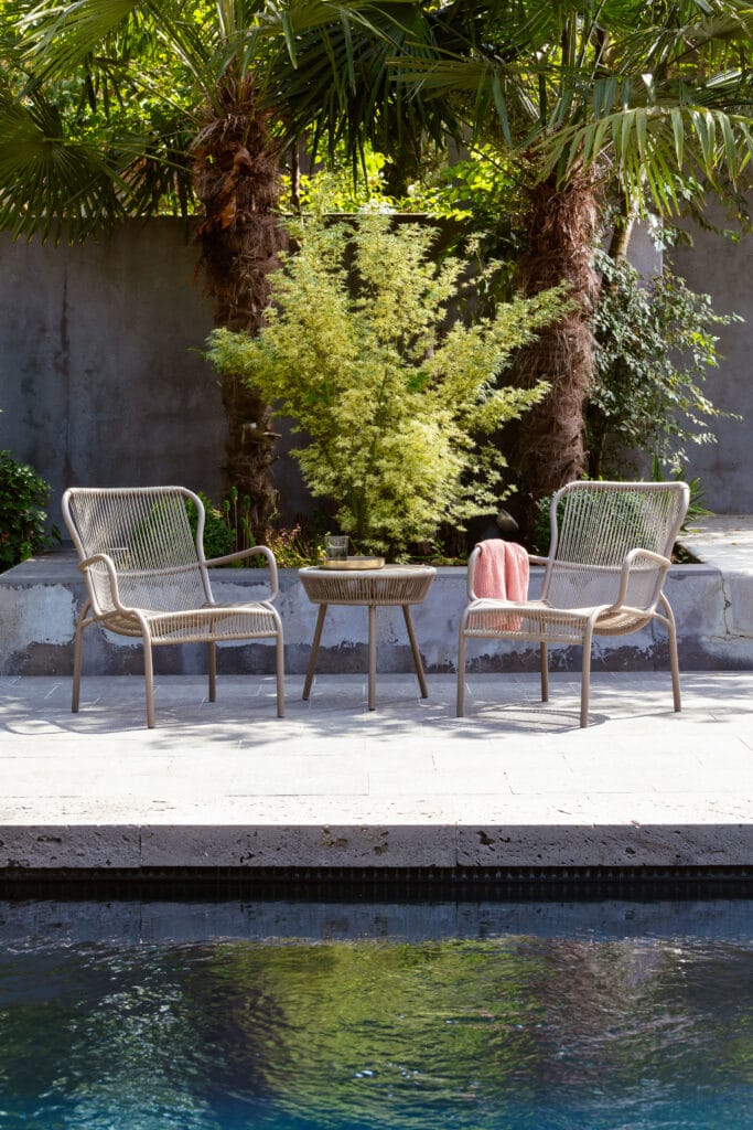 Un Fauteuil lounge Loop au bord d'une piscine.