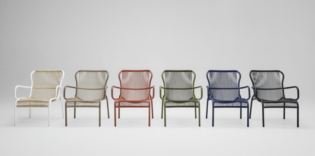 Une rangée de chaises Fauteuil lounge Loop de différentes couleurs.