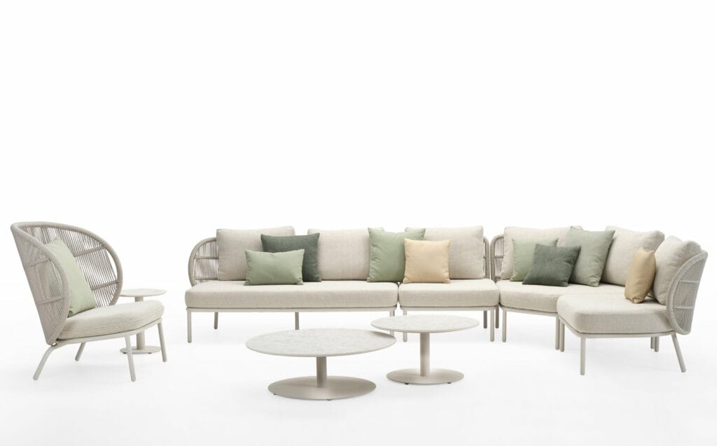 Un canapé blanc avec coussins et oreillers sur fond blanc. Cet élégant ensemble Kodo, canapé modulaire 4 éléments, présente un canapé modulaire 4 éléments design.