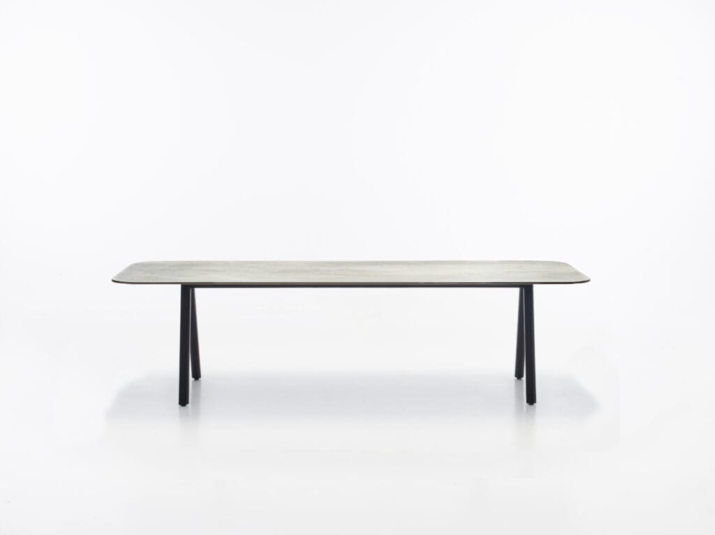 Une Table Kodo avec des pieds noirs sur fond blanc.