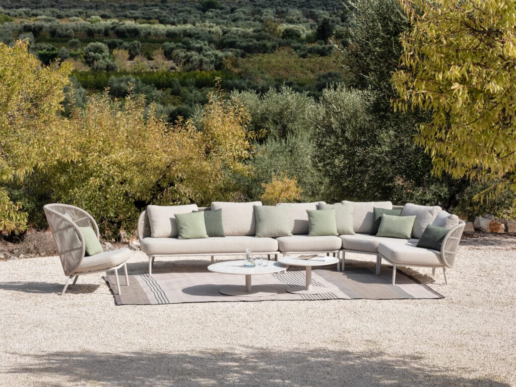 Canapé sectionnel Fauteuil Cocoon Kodo situé au milieu d'un champ.