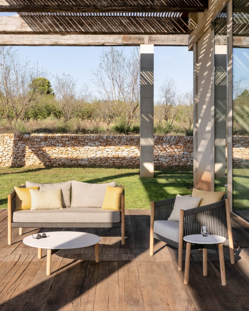 Une terrasse en bois avec un Canapé Lento - Table en bois 2,5 places et 2,5 places pour chaises.