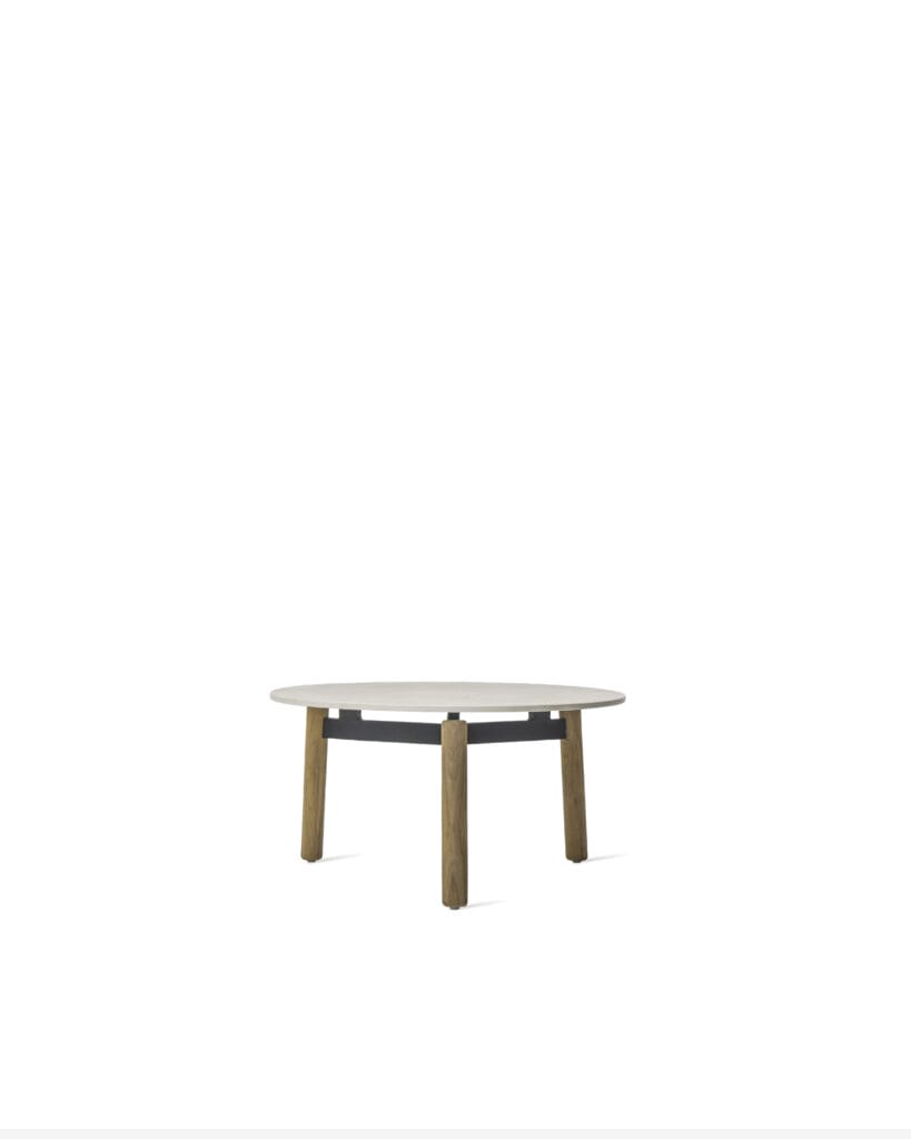 Une Table d'appoint Lento blanche avec pieds en bois sur fond blanc.