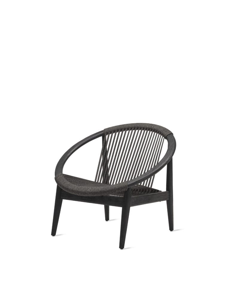 Une chaise longue Fauteuil noire sur fond blanc.
