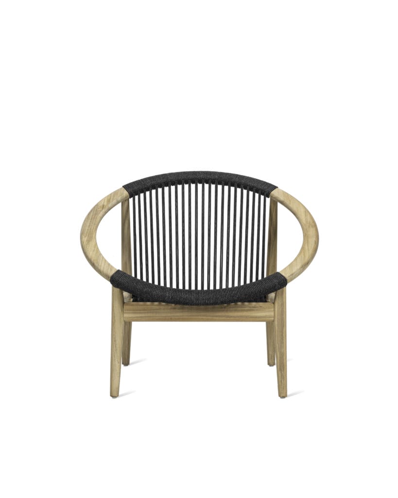 Une chaise en bois avec une assise noire et un cadre en bois appelée Frida.