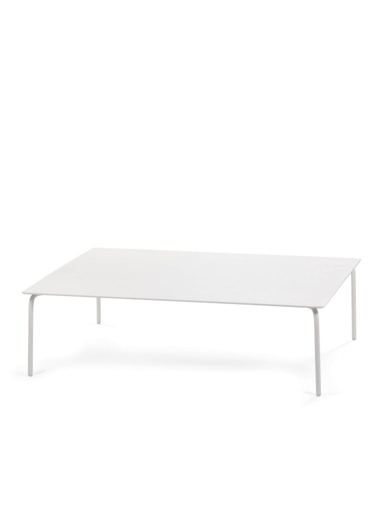 Une table basse August sur un fond blanc.