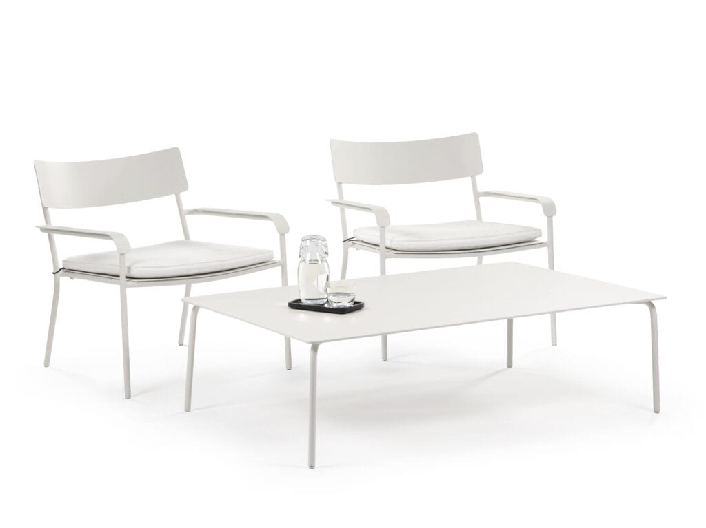 Deux chaises blanches et une table basse August sur fond blanc.