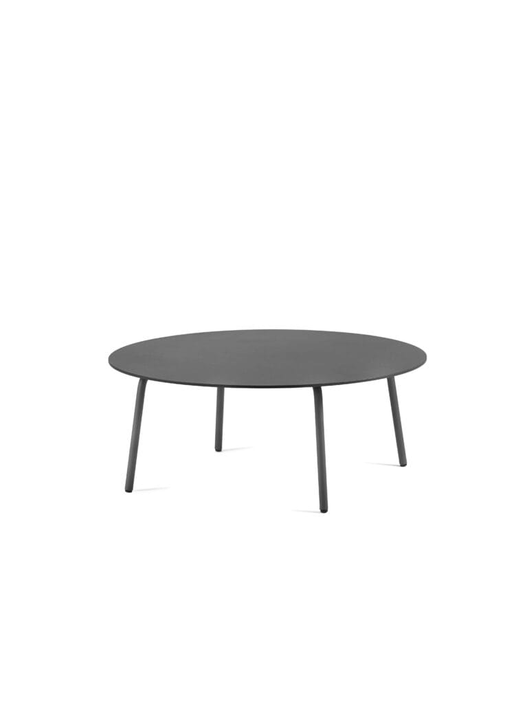 Une table basse ronde August diam 75 cm avec pieds noirs sur fond blanc.
