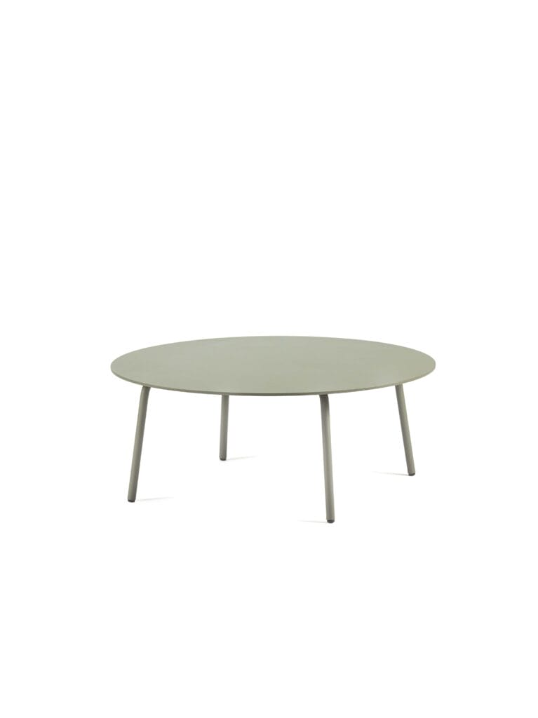 Une Table basse ronde August diam 75 cm avec pieds en métal sur fond blanc.
