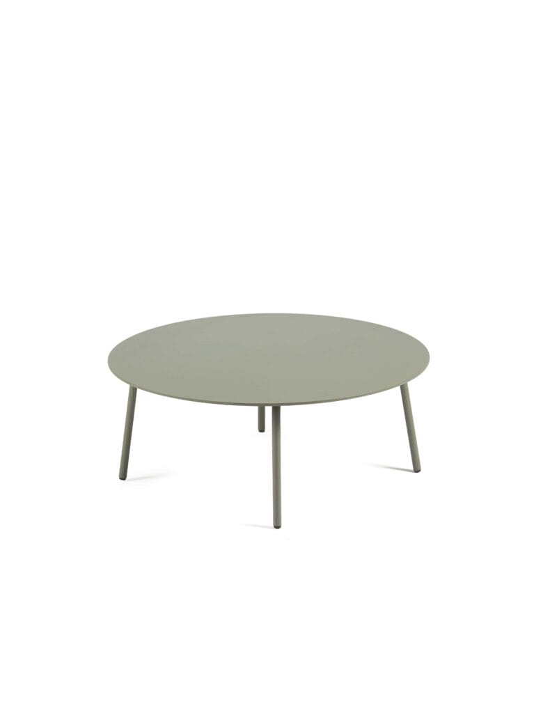Une Table basse ronde August diam 75 cm de couleur vert clair, disponible en diamètre 75 cm.