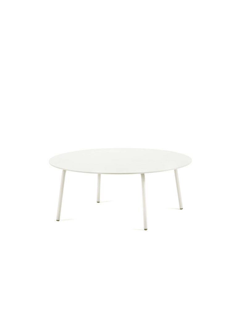 Une table basse ronde August diam 75 cm sur un fond blanc.