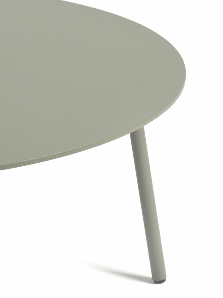 Une table basse ronde August diam 75 cm avec une base et des pieds gris.