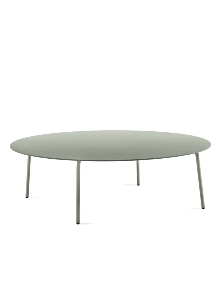 Une table ronde avec pieds en métal sur fond blanc. Cette table basse ronde August diam 115 cm a un diamètre de 115 cm, ce qui la rend parfaite pour les petites réunions intimes. Ses pieds en métal ajoutent une touche.