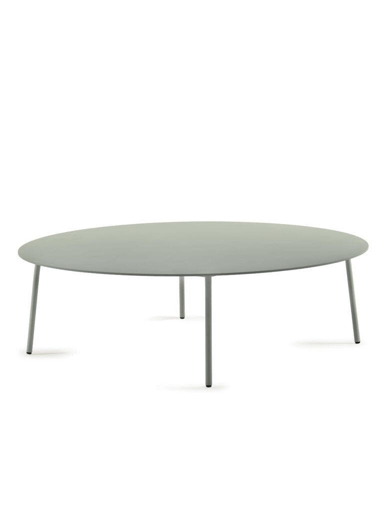 Une table basse ronde August diam 115 cm avec pieds en métal sur fond blanc.