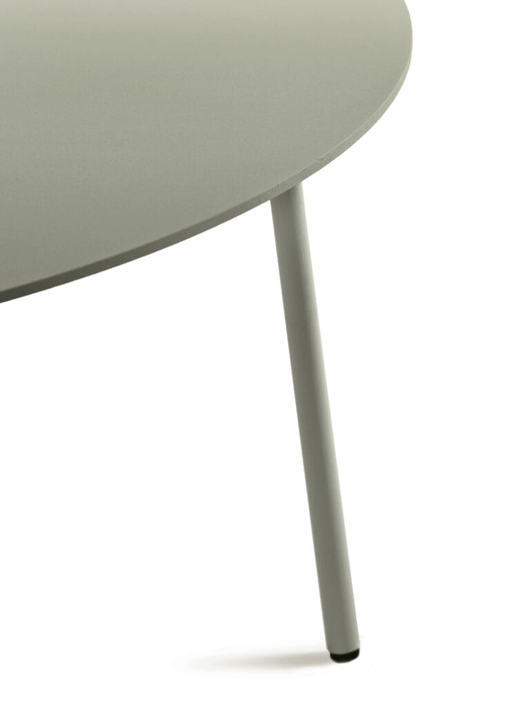 Une table basse ronde August diam 115 cm avec un dessus gris et des pieds en métal.