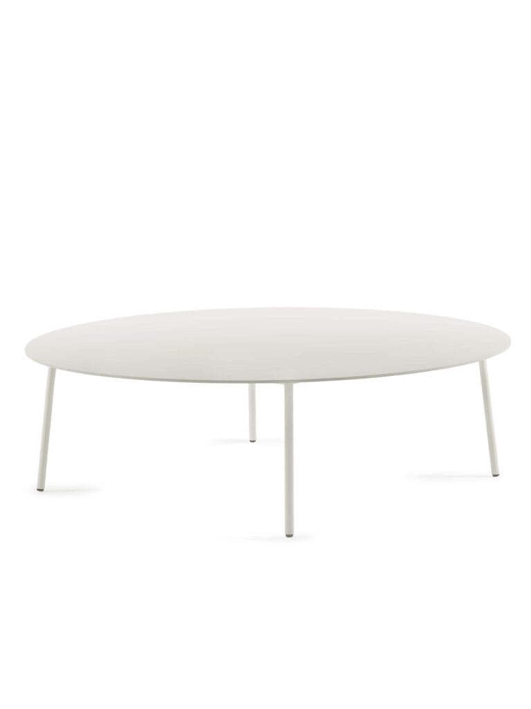 Une table basse ronde August diam 115 cm sur un fond blanc.