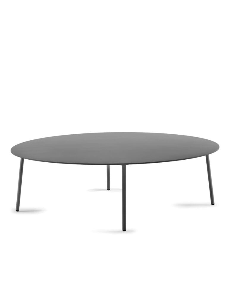 Une Table basse ronde August diam 115 cm avec pieds noirs sur fond blanc.