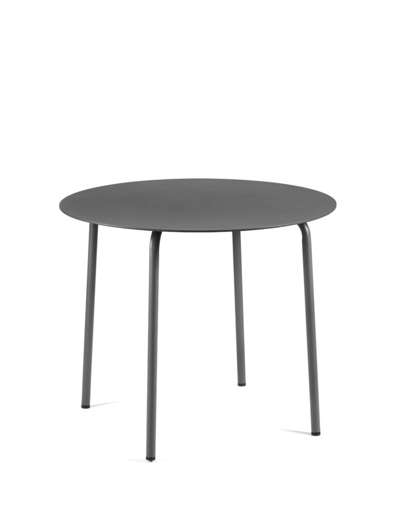 Une table ronde August diam 90 cm sur un fond blanc.
