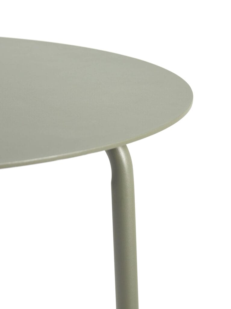 Une table ronde August diam 90 cm avec un piètement en métal de couleur vert clair, mesurant 90 cm de diamètre.