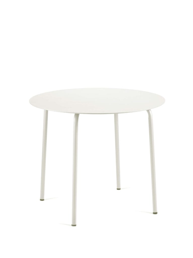 Une Table ronde August blanche mesurant 90 cm de diamètre sur fond blanc.
