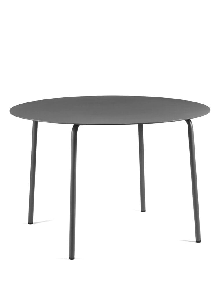 Une Table ronde August diam 115 cm sur fond blanc.