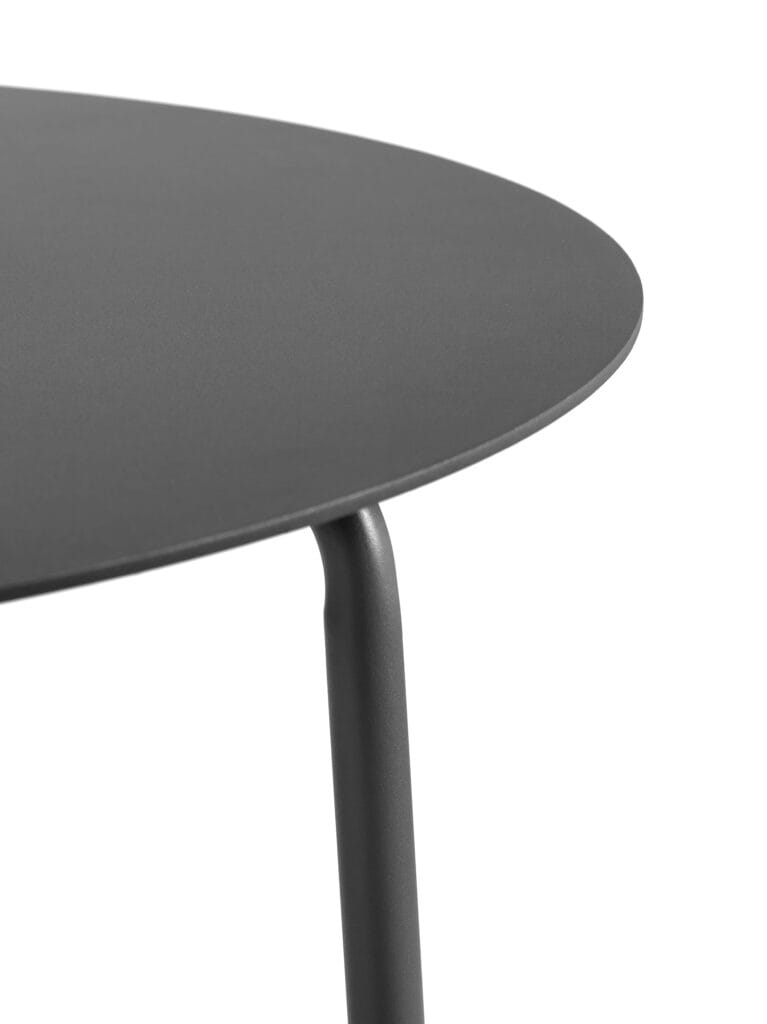 Une table ronde August noire avec un piètement en métal, mesurant un diamètre de 115 cm.