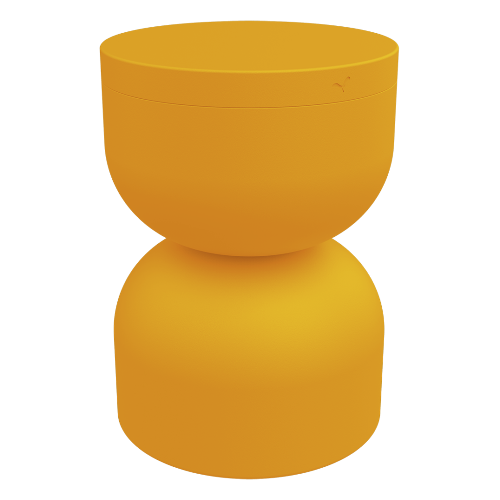 Un tabouret en plastique jaune sur fond blanc.