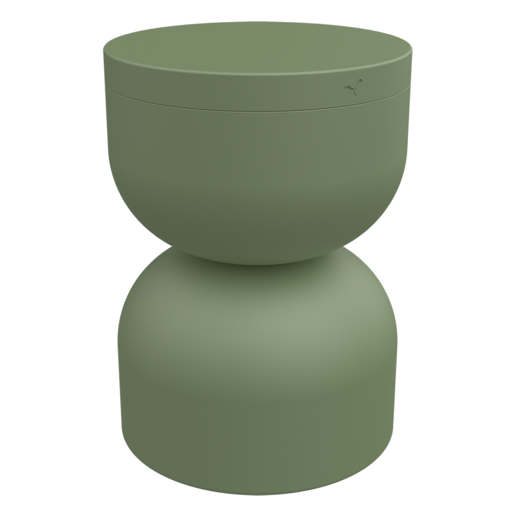 Un tabouret en plastique vert sur fond blanc.