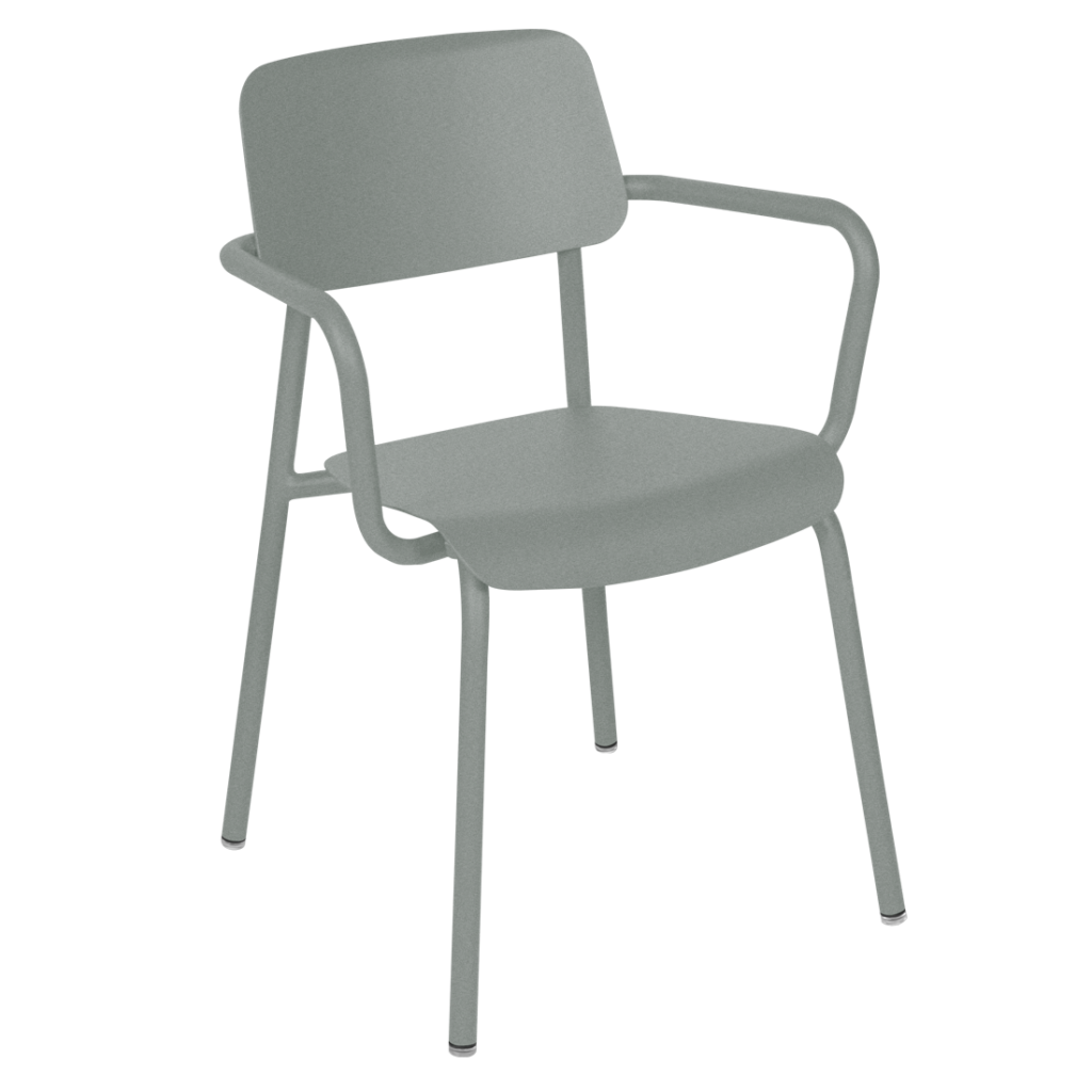 Une chaise en plastique gris avec des accoudoirs sur fond blanc.