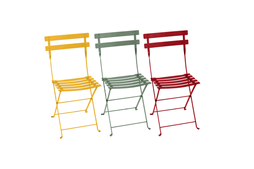 Trois chaises pliantes Chaise Bistro Cadeau Sun Deals de couleurs différentes sur fond blanc, parfaites pour les décors bistro.