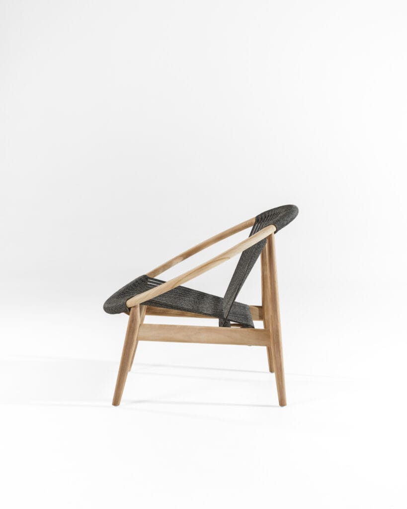 Une chaise longue noire sur fond blanc.