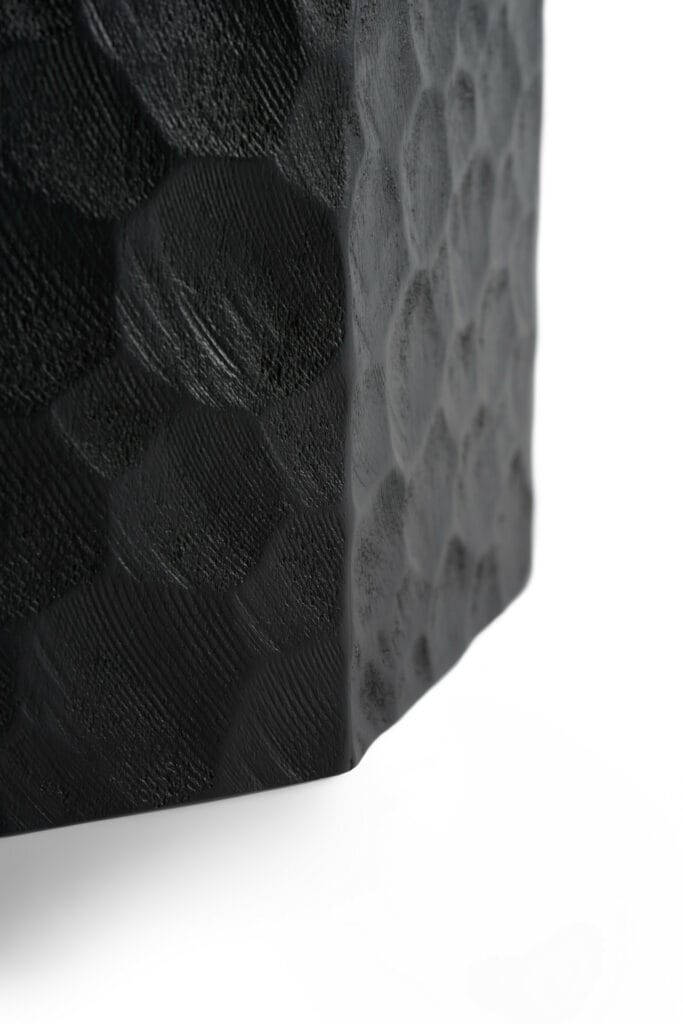 Gros plan d'une boîte Corbeille à papier en métal martelé noir haché.